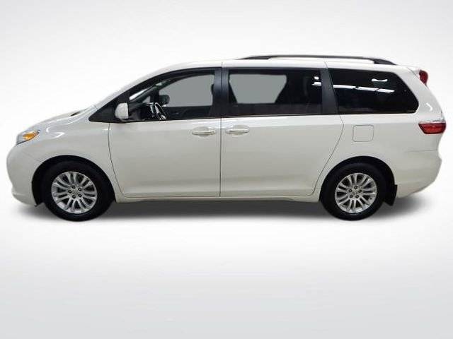 2017 Toyota Sienna XLE FWD photo