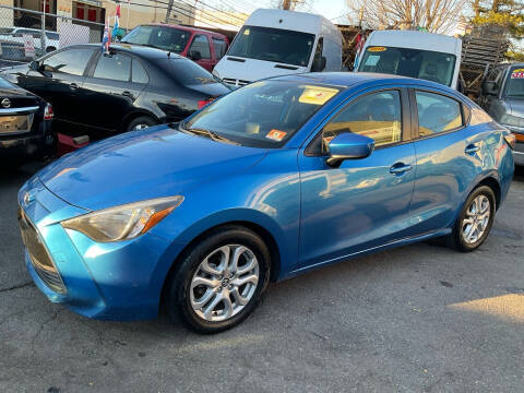 2017 Toyota Yaris  FWD photo
