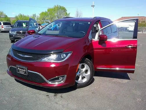 2017 Chrysler Pacifica Minivan Touring-L Plus FWD photo