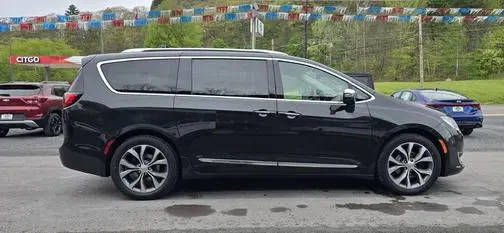 2017 Chrysler Pacifica Minivan Limited FWD photo