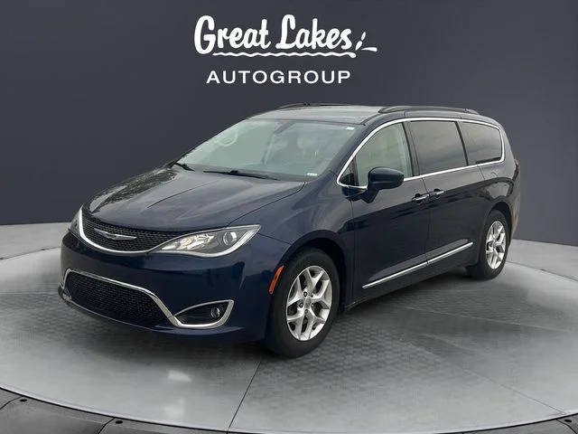2017 Chrysler Pacifica Minivan Touring-L FWD photo