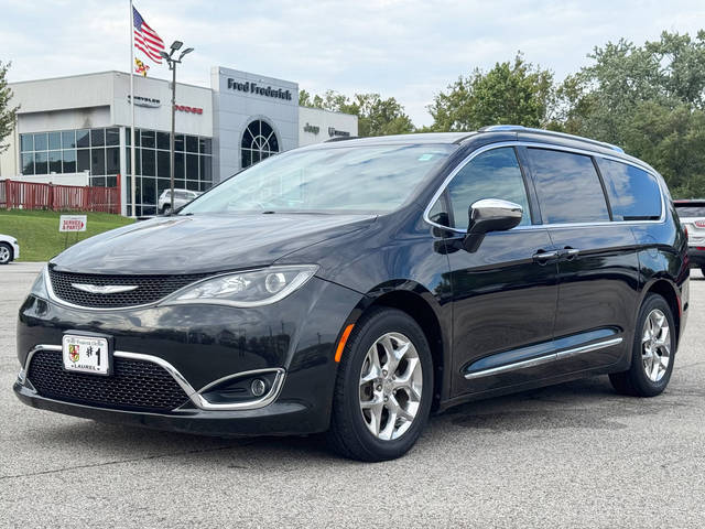 2017 Chrysler Pacifica Minivan Limited FWD photo