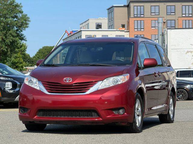 2017 Toyota Sienna LE FWD photo