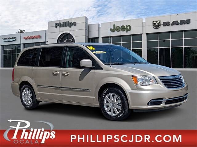 2016 Chrysler Town and Country Touring FWD photo