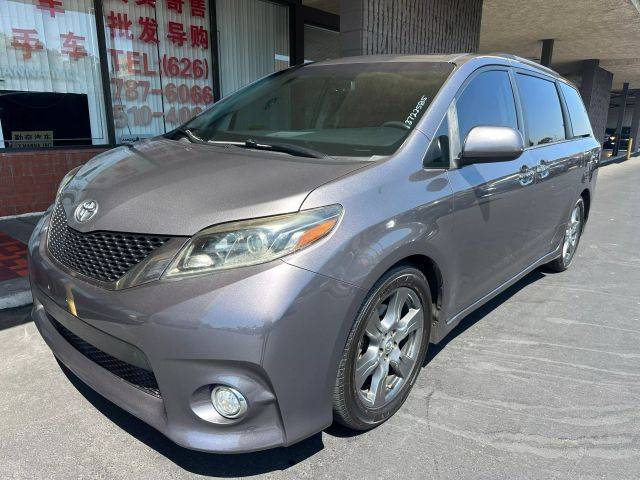 2017 Toyota Sienna SE FWD photo