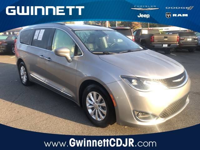 2017 Chrysler Pacifica Minivan Touring-L FWD photo