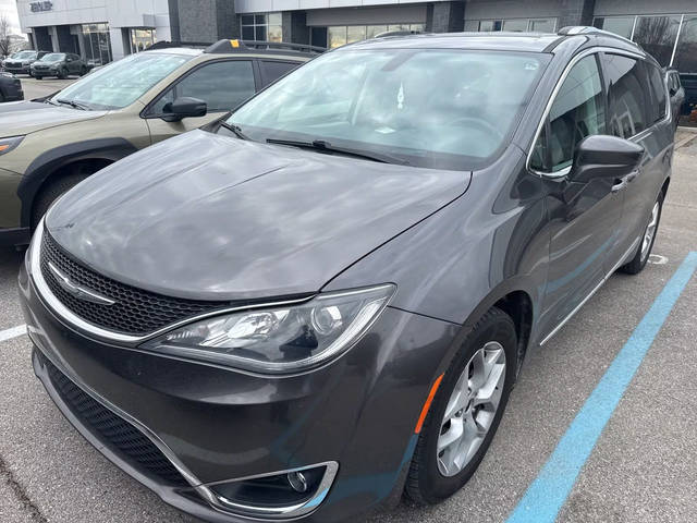 2017 Chrysler Pacifica Minivan Touring-L Plus FWD photo