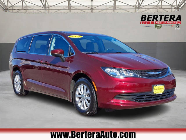 2017 Chrysler Pacifica Minivan Touring FWD photo
