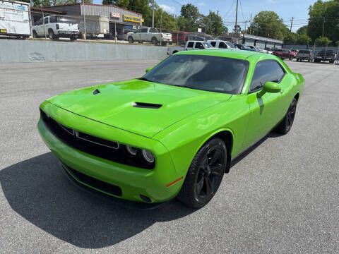 2017 Dodge Challenger SXT RWD photo