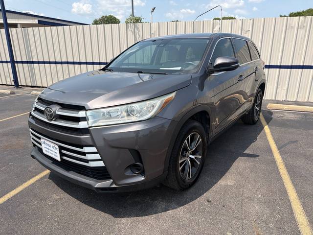 2017 Toyota Highlander LE FWD photo