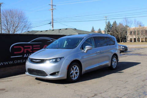 2017 Chrysler Pacifica Minivan Touring-L Plus FWD photo