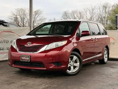 2017 Toyota Sienna LE FWD photo