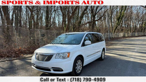 2016 Chrysler Town and Country Touring FWD photo