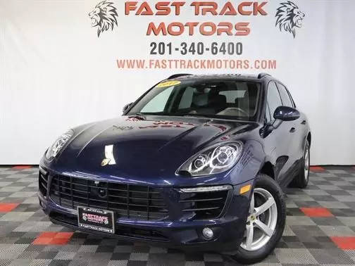 2017 Porsche Macan  AWD photo