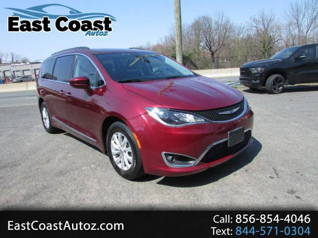 2017 Chrysler Pacifica Minivan Touring-L FWD photo