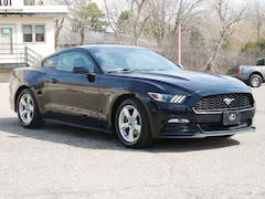 2017 Ford Mustang V6 RWD photo
