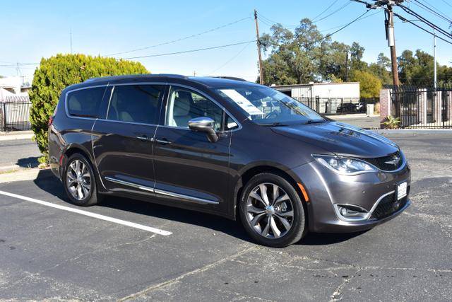 2017 Chrysler Pacifica Minivan Limited FWD photo