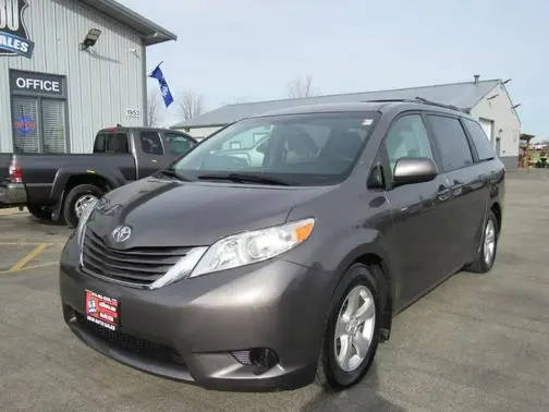 2017 Toyota Sienna LE FWD photo