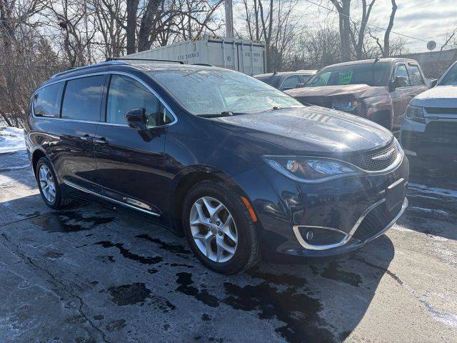 2017 Chrysler Pacifica Minivan Touring-L Plus FWD photo