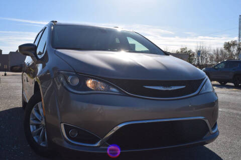 2017 Chrysler Pacifica Minivan Touring-L FWD photo