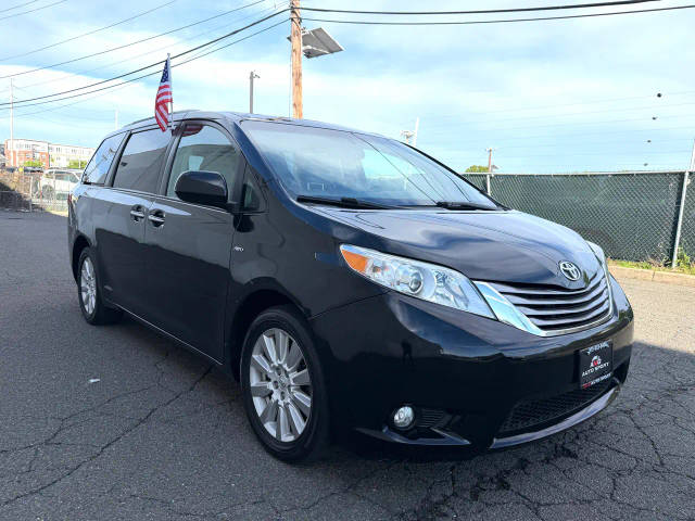 2017 Toyota Sienna XLE Premium AWD photo