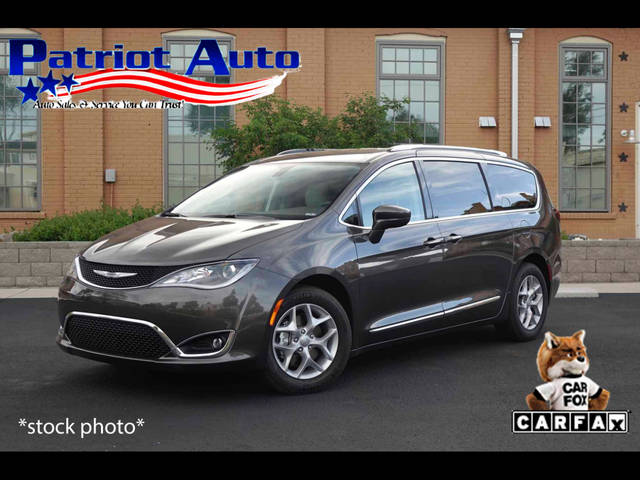 2017 Chrysler Pacifica Minivan Touring-L FWD photo