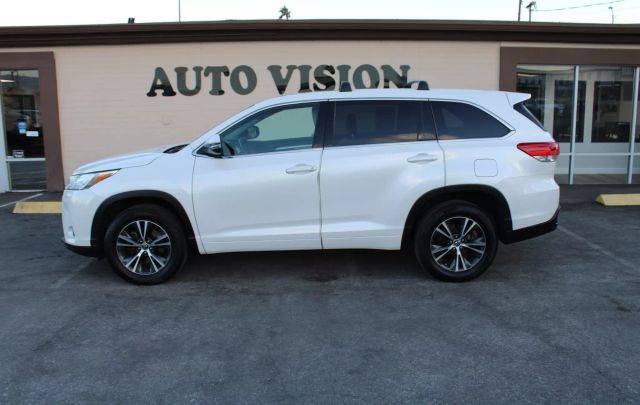 2017 Toyota Highlander LE FWD photo