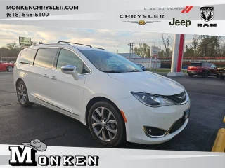 2017 Chrysler Pacifica Minivan Limited FWD photo