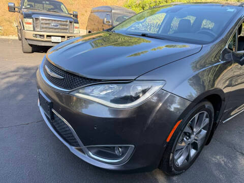 2017 Chrysler Pacifica Minivan Limited FWD photo