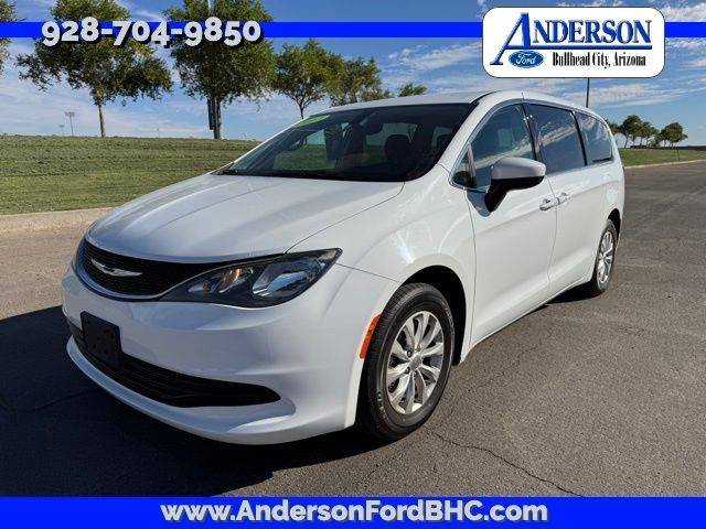 2017 Chrysler Pacifica Minivan Touring FWD photo