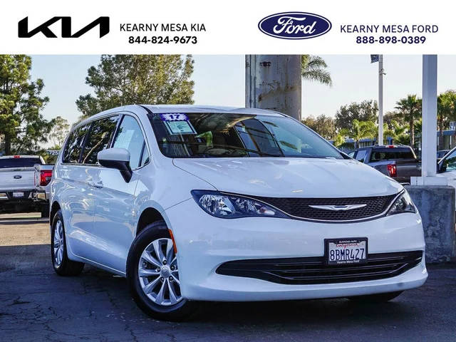 2017 Chrysler Pacifica Minivan Touring FWD photo