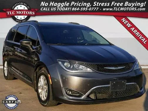 2017 Chrysler Pacifica Minivan Touring-L FWD photo