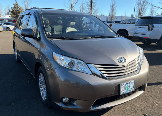 2017 Toyota Sienna XLE FWD photo