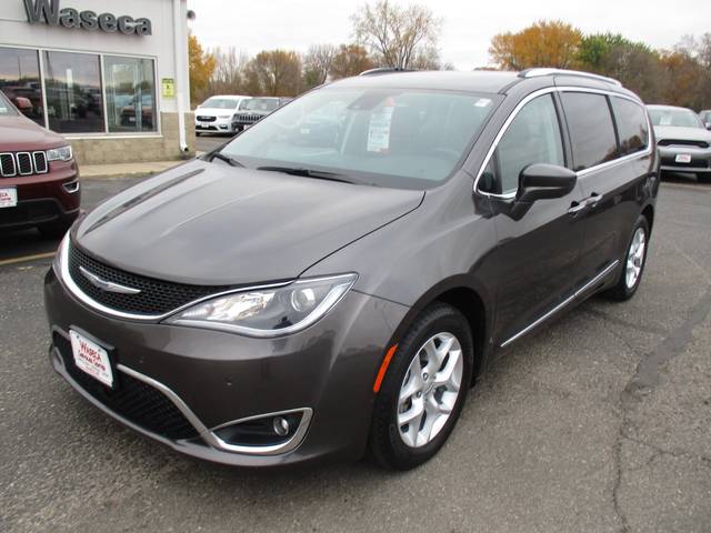 2017 Chrysler Pacifica Minivan Touring-L Plus FWD photo