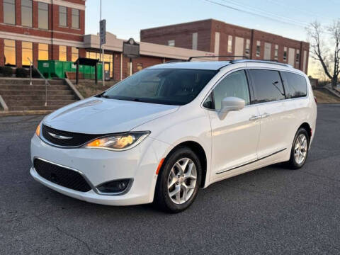 2017 Chrysler Pacifica Minivan Touring-L Plus FWD photo
