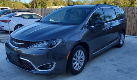 2017 Chrysler Pacifica Minivan Touring-L FWD photo