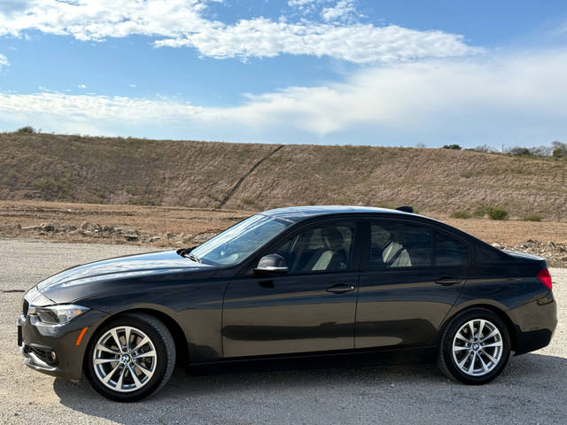 2017 BMW 3 Series 320i RWD photo