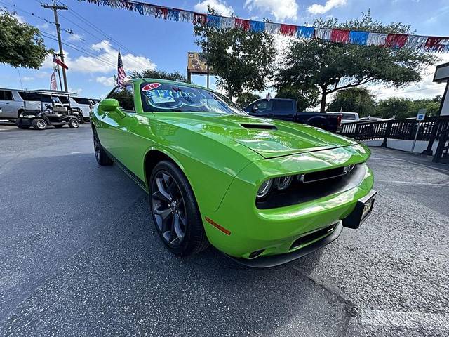 2017 Dodge Challenger SXT RWD photo