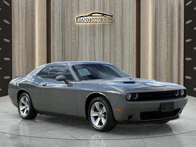 2017 Dodge Challenger SXT RWD photo