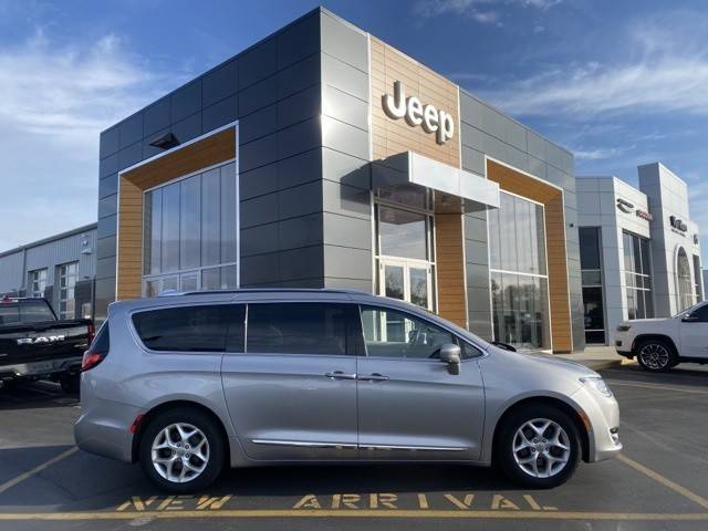 2017 Chrysler Pacifica Minivan Touring-L Plus FWD photo