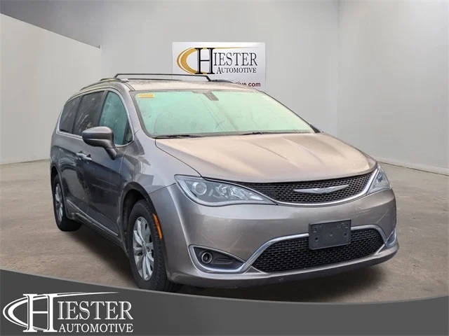 2017 Chrysler Pacifica Minivan Touring-L FWD photo