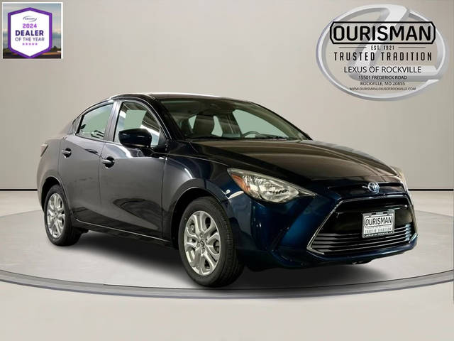 2017 Toyota Yaris FWD photo