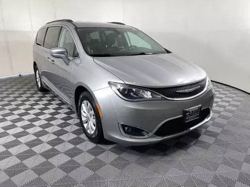 2017 Chrysler Pacifica Minivan Touring-L FWD photo