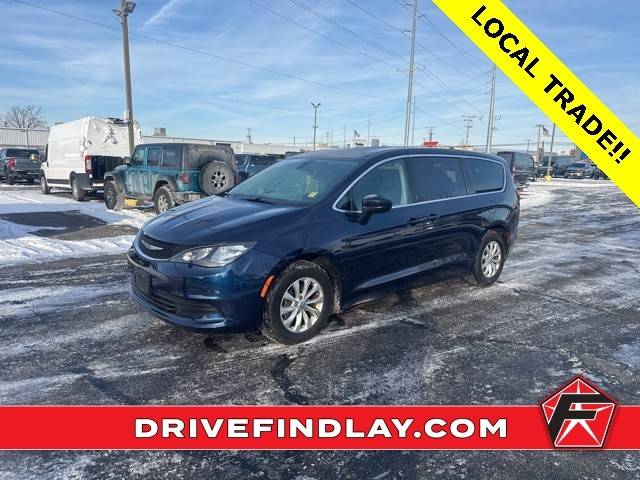 2017 Chrysler Pacifica Minivan Touring FWD photo