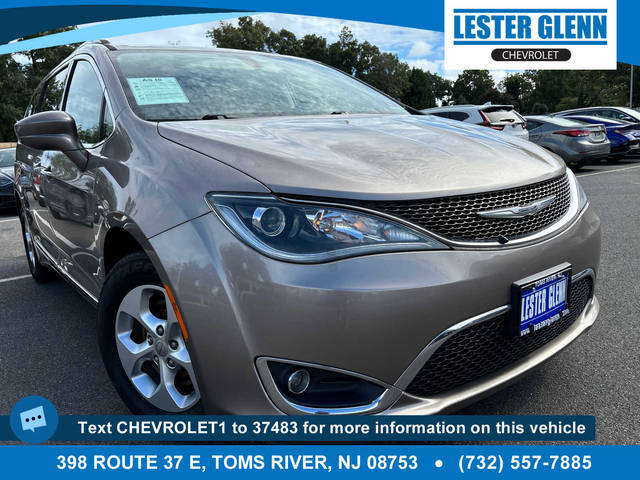 2017 Chrysler Pacifica Minivan Touring-L Plus FWD photo