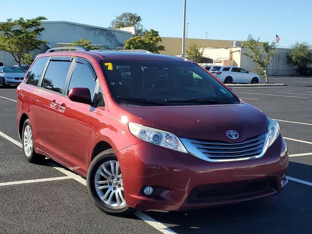 2017 Toyota Sienna XLE FWD photo