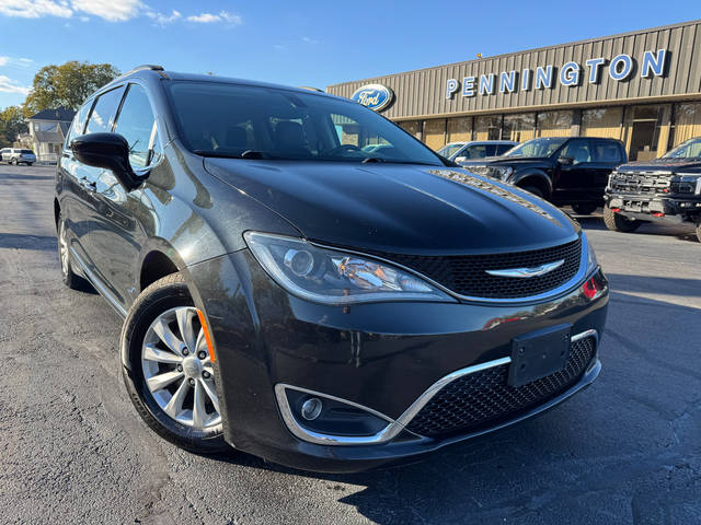 2017 Chrysler Pacifica Minivan Touring-L FWD photo