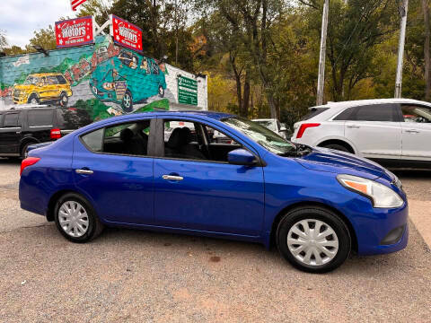 2015 Nissan Versa SV FWD photo