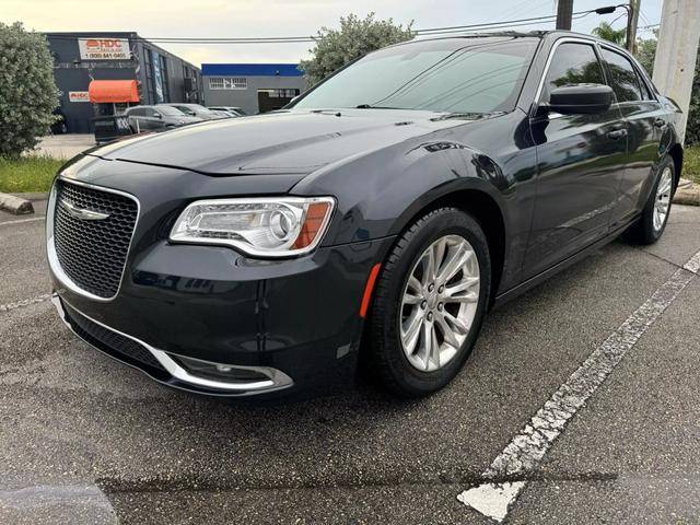 2017 Chrysler 300 Limited RWD photo