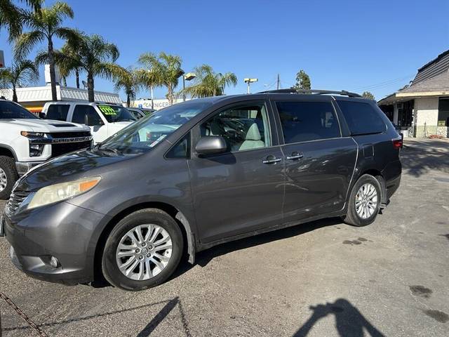 2017 Toyota Sienna XLE FWD photo